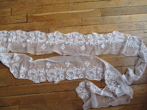 Large volant tulle brodé