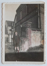 Garçon rue béret briques normandie? peint main tinted - Photo ancienne snapshot