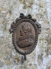 Crochet à Miniature ,porte Montre médaillon bronze profil monarchie