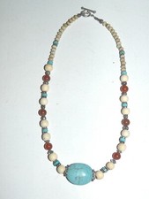 Collier mi long pierres véritables turquoise cornaline et os création unique