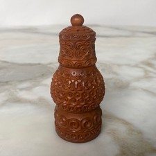 Salière sculptée en corozo