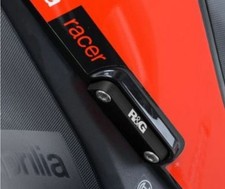 Cache orifice repose-pieds