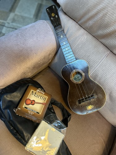 Vintage 1920 ukulele see - 1920’s,