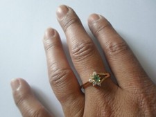 bague en plaqué or, fleur, pierre verte et zirconiums, t. 63
