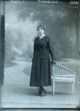 PLAQUE PHOTO VERRE 18 x 13 CM , NEGATIF , FEMME DEBOUT ET BANQUETTE