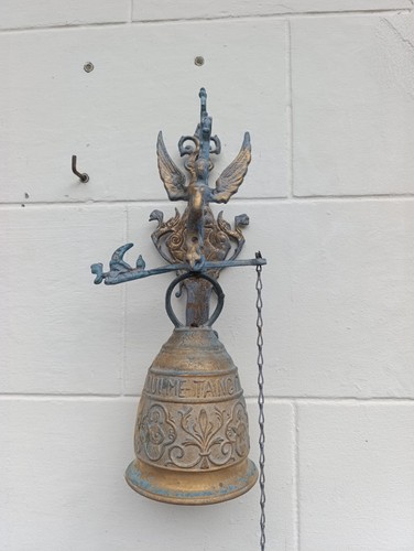 Cloche murale ancienne - , en