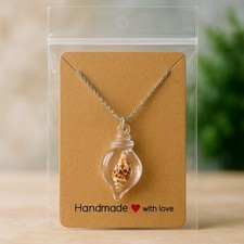 Collier Pendentif Coquillage en Verre – Présentation Kraft + Pochette Cadeau – 