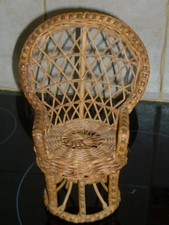 FAUTEUIL EMMANUELLE DE POUPEE EN ROTIN H.20 CM ET BAIGNEUR POUPON EN PLASTIQUE