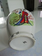 Vase déco chinois blanc. Hauteur 20cm. Décor personnages et fleurs. Parfait état