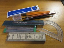 Petit Matériel dessin: Tire ligne, rapporteur, porte plumes avec plumes a dessin