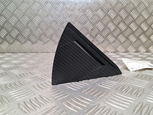 Enjoliveur triangle noir sur - triangle,
