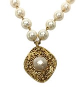 Collier de perles CHANEL