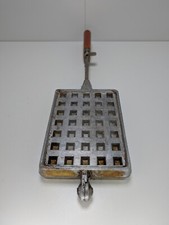 Gaufrier vintage en fonte rectangulaire et manche en bois 
