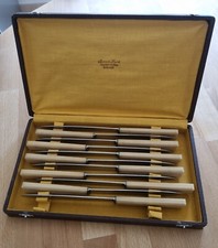 Coffret de 11 couteaux à fromage inox et manche imitation corne ❤️ Monnot-Huret