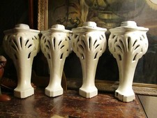 Suite de 4 anciens pieds de cuisinière en fonte émaillée