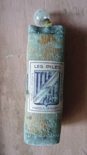 Pile ancienne avec ampoule - pile,