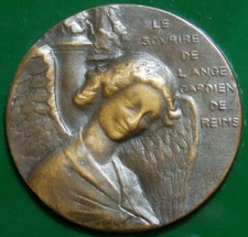 Smiling angel & guardian of REIMS Rare medal by Ovide Yencesse over green marble