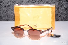Paire de lunettes de soleil /