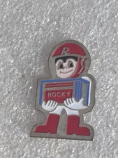 Pin’s Rocky Moto Motard Pilote Casque R Botte Signé Banzai-abs Personnage