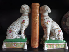 serre livres anciens chiens en porcelaine datés de 1895 de Wong Lee