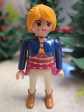 Femme blonde vie maison