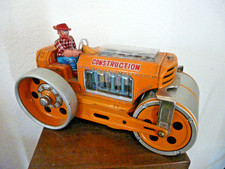 ANCIEN TRACTEUR-ROULEAU