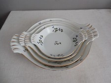 LOT DE 4 PLATS A OEUFS EN PORCELAINE DECOR AUX BARBEAUX
