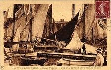 CPA St-TROPEZ Une vue du Port avec voiles au sec (410663)