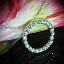 Beau collier pendentif cercle