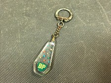 Porte clé vintage inclusion résine BP garage automobile années 1960