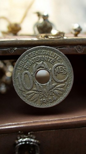 Pièce francs trouée - 10,