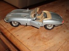 Voiture miniature JAGUAR E 1961 URAGO 1/18