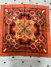 HERMÈS «Éperon d’Or» Carré 89 -90 Twill de soie Orange/rouge motifs sellerie