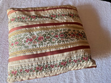 coussin TISSU ancien   à décors de fleurs 