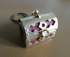 Ancien porte clé petit coffre, années 60. bijou, trésor, secret.....