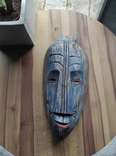Masque africain à suspendre, couleurs bleu-rouge, vieilli vintage