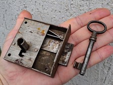 ANCIENNE SERRURE AVEC SA CLE en fer  pour meubles, coffre... N°5