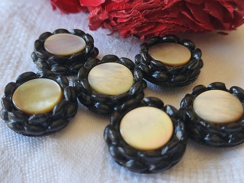 Lot boutons anciens résine - 6,