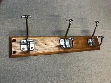 Porte manteaux mural, 3 patères Art-déco, laiton chromé sur chêne.