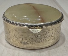 Une Petite Boîte Ancienne en