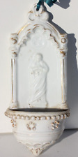 BENITIER ANCIEN EN PORCELAINE BLANCHE ET OR - POPULAIRE - H. 17 cm