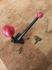 Patère murale vintage à boules rouges, métal noir, style mid‑century/atomic