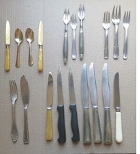 UN LOT DE 19 COUVERTS -
