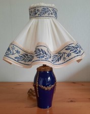 pied de lampe en porcelaine bleu de four, abat jour juponné