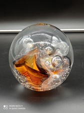 Gros Presse Papier Boule Sulfure en verre  signée , signature à identifier .