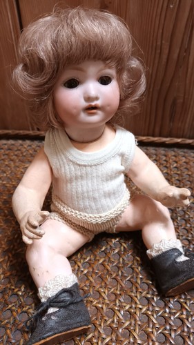 Très joli bébé - très,