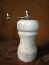Moulin à poivre ancien en marbre