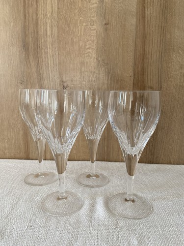 Grands verres pied - pied, eau