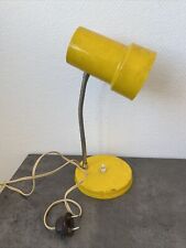ancienne lampe de bureau articulee jaune bouton pressoir deco retro vintage 