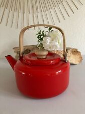 1124⚜️ Ancienne Bouilloire en Émail Rouge et Poignée en Bois Vintage